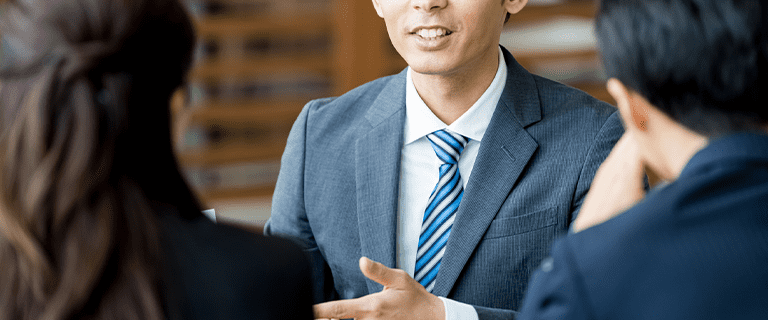 プレゼンをしている男性の画像